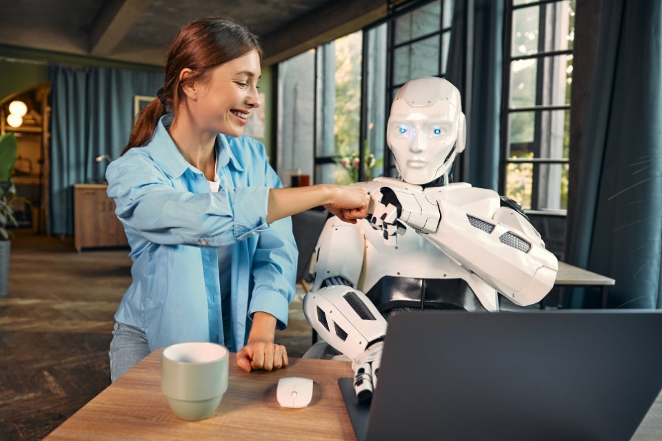 Equipas que trabalham em estreita colaboração com a inteligência artificial na conceção eletrónica